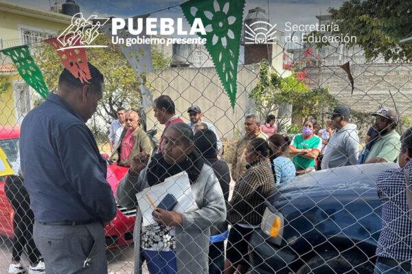 Enfrentamiento entre padres de familia y directivos en escuela de Izúcar de Matamoros