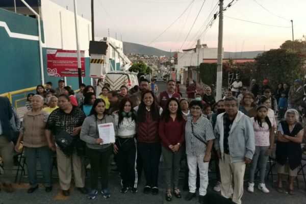CON LA INSTALACIÓN DE LUMINARIAS EN COLONIAS DE ATLIXCO, ARIADNA AYALAREFUERZA LA SEGURIDAD.