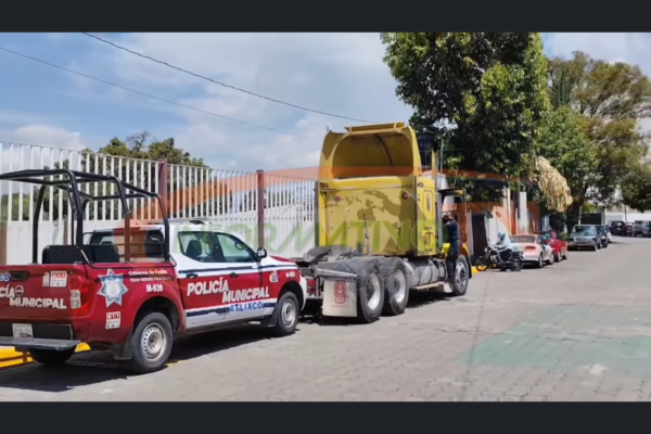 Recuperan en Atlixco tractocamión que fuera robado en el arco Norte.