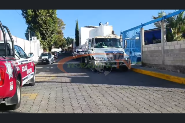 Detienen a tres hombres luego de una persecución a pie en la Colonia Cabrera tras robar un vehículo.