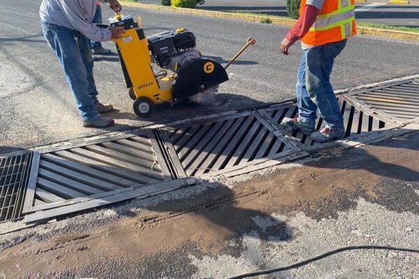 El Ayuntamiento de Atlixco y SOAPAMA trabajan en la reparación y dan mantenimiento al alcantarillado.