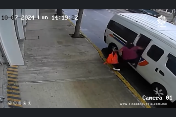 Un video donde el conductor de transporte público avanza antes de que la mujer pueda bajar por completo de la unidad.