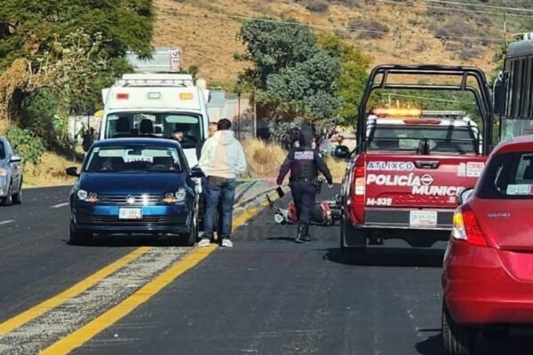 Motociclista tuvo que ser atendido por paramédicos sobre la carretera federal Atlixco-Puebla.