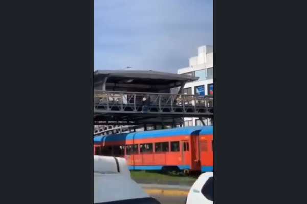 Dos jóvenes protagonizaron una peligrosa hazaña al lanzarse de un puente peatonal al techo de un tren en movimiento, en Bogota.